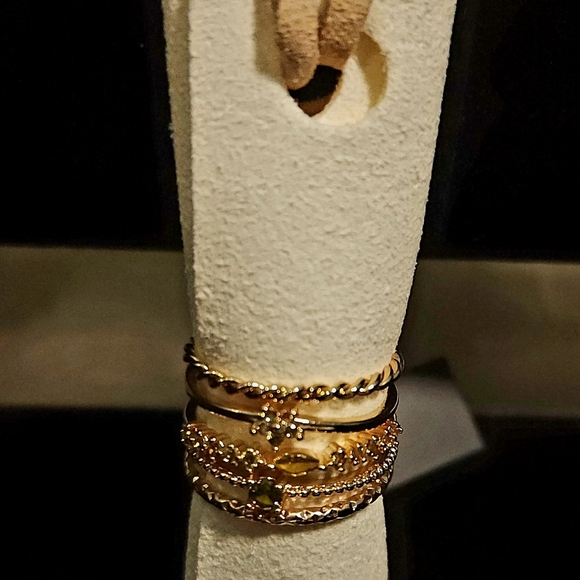Elegant Gold-Tone Women's Ring Set - Picture 2 of 7